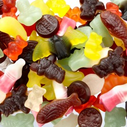 vrac de bonbon avec des forme de poisson cola des oursons cola des chauves souris gout réglisses fruits