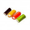 Plan rapprocher des 4 bonbons fourés couleurs alignés marrons, jaune, rose et vert
