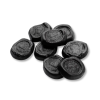 Bonbon individuels de Haribo pontrefract à la réglisse, en forme de pièces.