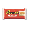 paquet orange avec un chocolat blanc reeses ouvert fouré au beurre cacahuète