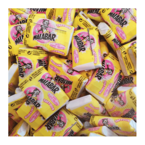 vrac de malabar jaune qui sont des chewing-gum aux fruits avec des tatouages dans l'emballage