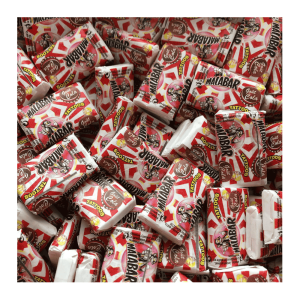 vrac malabar goût cola avec un emballage rouge et blanc. C'est un chewing-gum au goût de cola avec un tatouage dans l'emballage