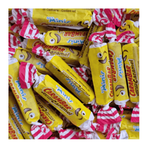 Vrac de mini carambar caramel qui sont des mini pâtes à macher au caramel avec un emballage jaune et rouge