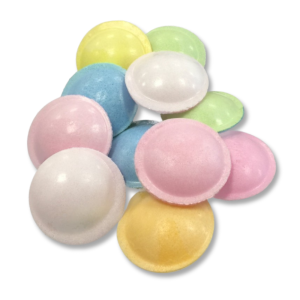 Soucoupes de poudre pétillante acidulées qui sont de couleurs blanc, jaune, rose, vert et bleu