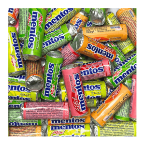 vrac de mini mentos aux fruits qui sont des dragées aux citrons, orange, fraise et pomme verte
