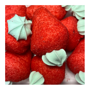 Vrac de fraises guimauves qui sont des guimauves rouge à la forme et au goût de frasises