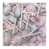 Vrac de sucettes lollies junior qui sont des sucettes de couleurs pastel, rose, bleue et blanche