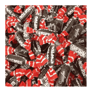 Vrac noir et rouge de stoptou qui sont des bonbon à la réglisse de couleur noir