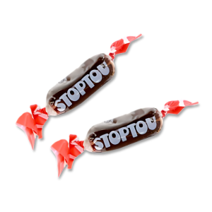 Bonbon seul de couleur noir emballer dans un plastique transparent et rouge avec écrit stoptou en blanc