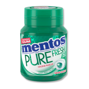 Boite verte individuelle de mentos qui sont des chewing-gum pure fresh cholo au thé vert