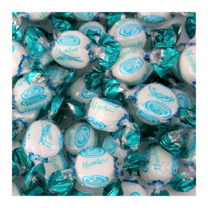 vrac de bonbon dragués menthise à la mente blanc dans un emballage transparent et bleu
