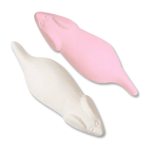 Souris blanche et roses qui sont des bonbon de chez Haribo