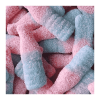 Vrac de bouteilles rose et bleue qui sont des bonbon en forme de bouteilles acidulés
