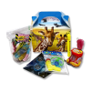 Box anniversaire sur le thème jungle avec une girafe dessus, et les bonbons et jouet de la box devant