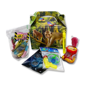 Box anniversaire thème jungle avec un singe dessus, et des bonbons et jouet devants