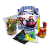 Box anniversaire thème pirate avec un visuel de pirate et des bonbons et jouets devant