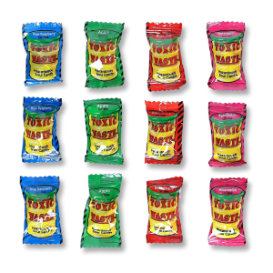 Toxic Waste emballé individuellement et de couleurs différentes qui sont des bonbons ultra acidulés