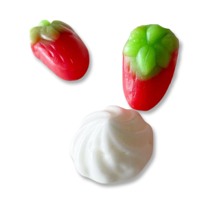 Fraises en bonbon de couleur rouge et blanc, et bouché de chantilly en bonbon