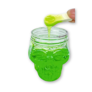 Pot en forme de tête de mort rempli de gelée sucrée, dégustée avec une petite cuillère.